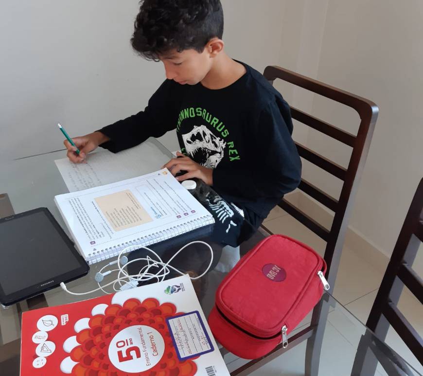 Crianças estudam em casa na quarentena.